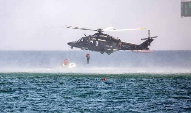 Torre a Mare, esercitazione di salvataggio in mare dell'Aeronautica: le immagini